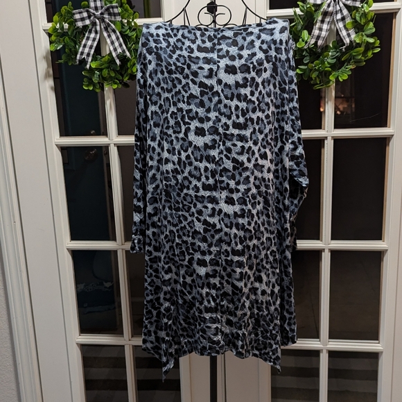 NWT Leopard Top - Picture 2 of 2